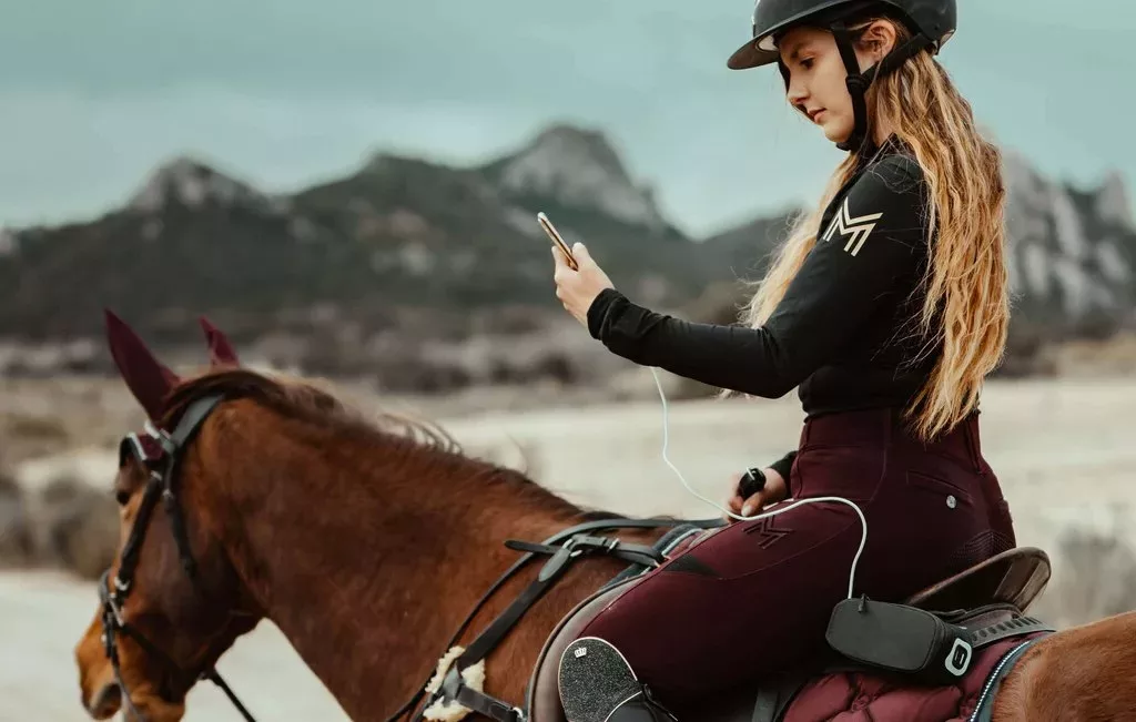 Donna a cavallo con GPS mobile - App-PAJ